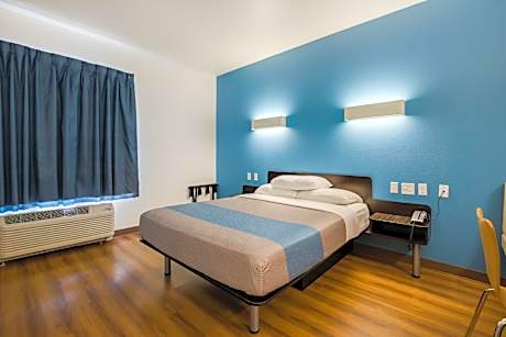 1 Queen Bed | Mobil Acces Tub Nsmk Minifridg
