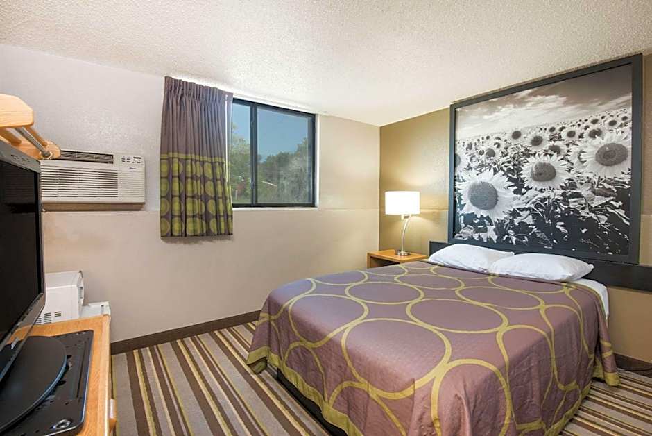 Super 8 by Wyndham Jamestown