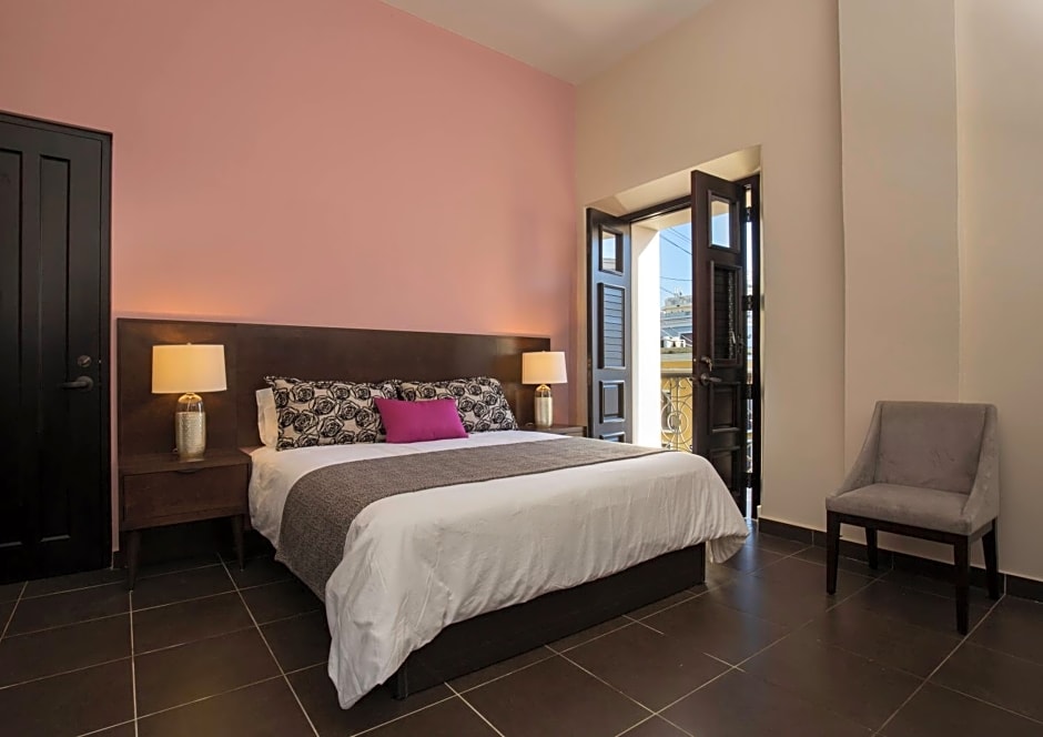 Decanter Hotel
