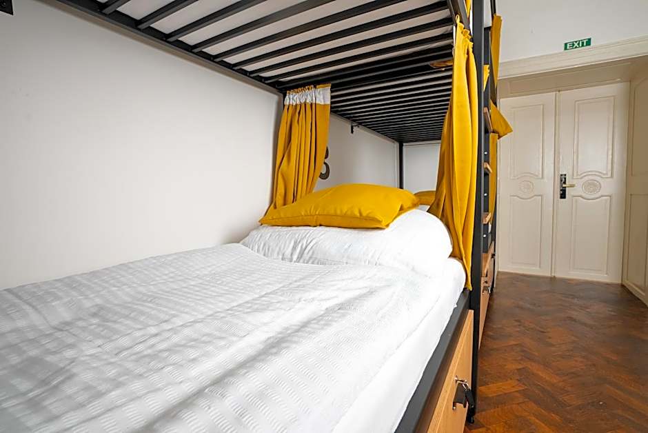 White Wolf House Hostel & Apartments