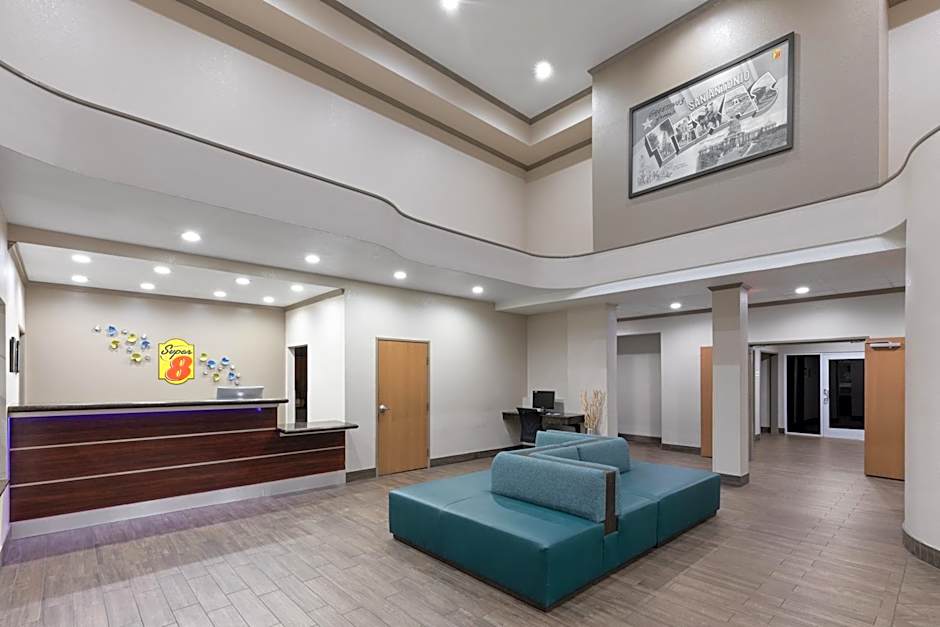 Super 8 by Wyndham San Antonio/Alamodome Area