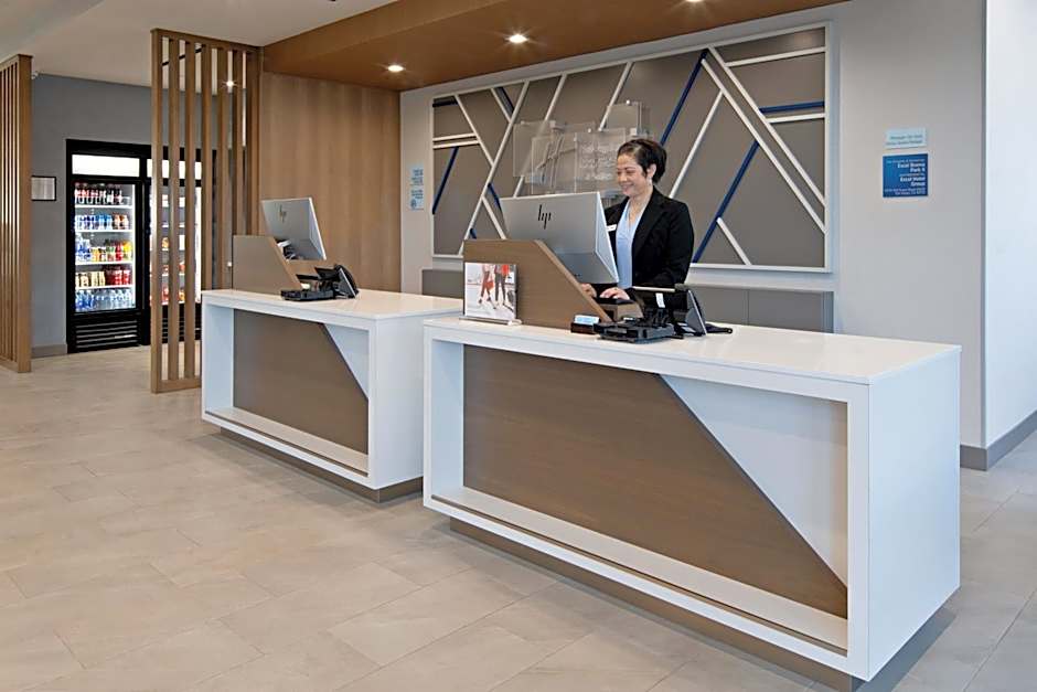Holiday Inn Express and Suites Valencia - Santa Clarita By IHG