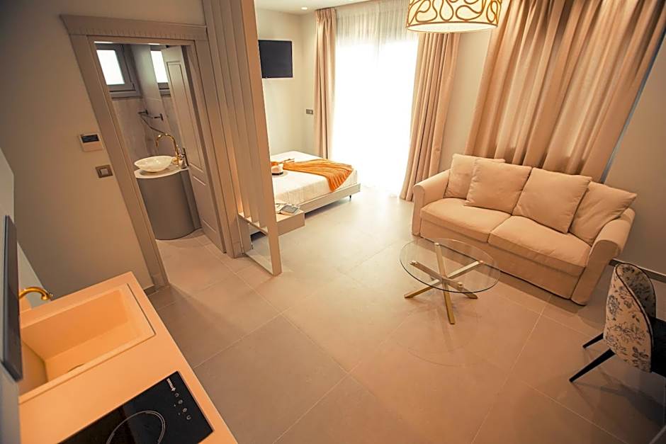 IO Luxury Pool & Hot Tub Suites