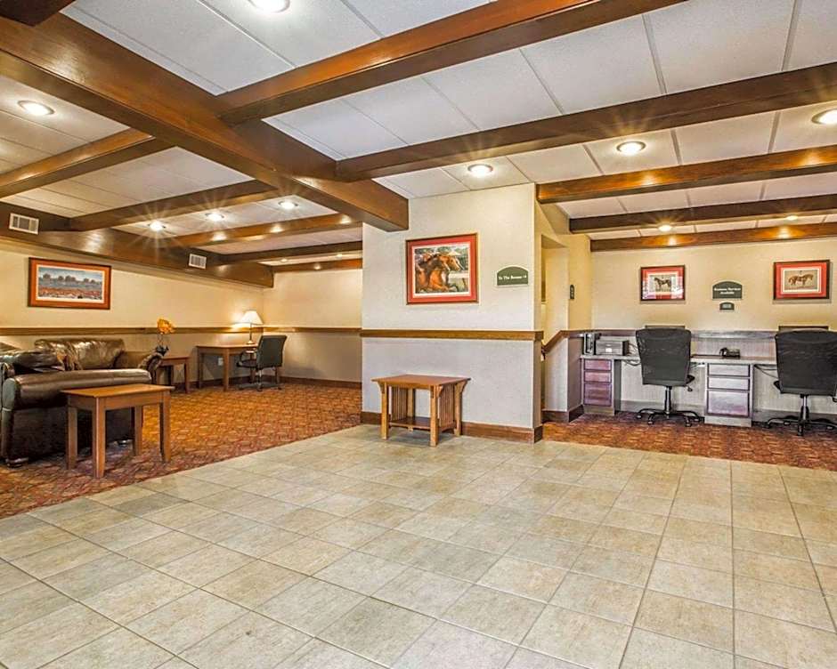 Clarion Inn & Suites At The Outlets Of Lake George