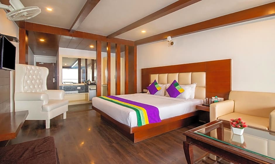 Treebo Premium Queen Of Hills Near Mall Road