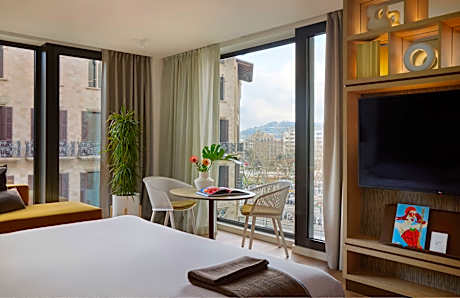 Studio ME + Suite Plaza Cataluña View