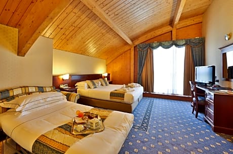 Junior King Suite with Sofa Bed