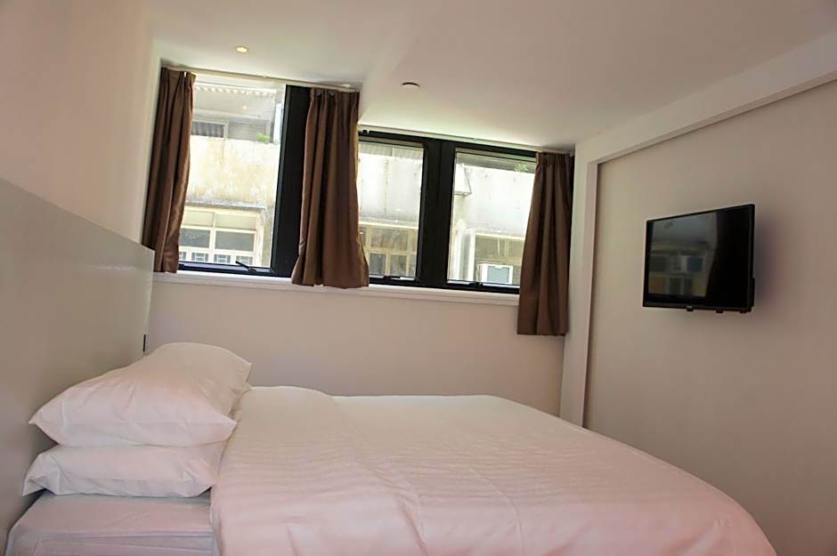 Photo 1 of 21 of Deluxe 1 Queen Bed