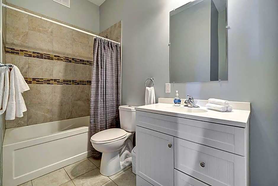 High-end condo downtown Kingston near RMC Queens