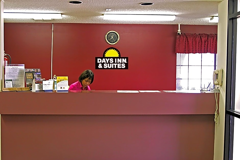 Days Inn & Suites by Wyndham Starkville