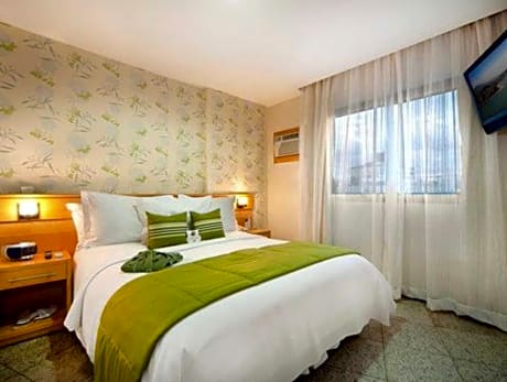 1 Queen Bed, Suite, Smoking