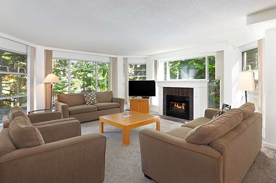 The Woodrun Lodge by Whiski Jack