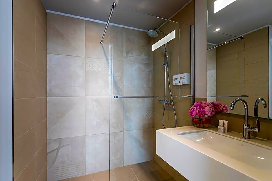 Capri by Fraser Berlin