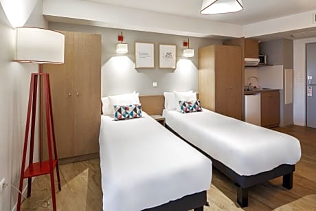 Studio with 2 Single Beds
