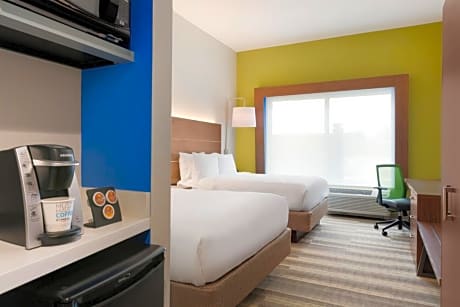 Queen Room with Two Queen Beds - Hearing Accessible