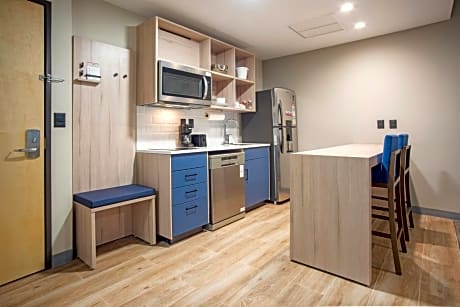 One-Bedroom King Suite - Non-Smoking