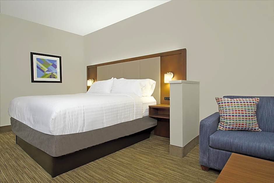 Holiday Inn Express & Suites Columbus North By IHG