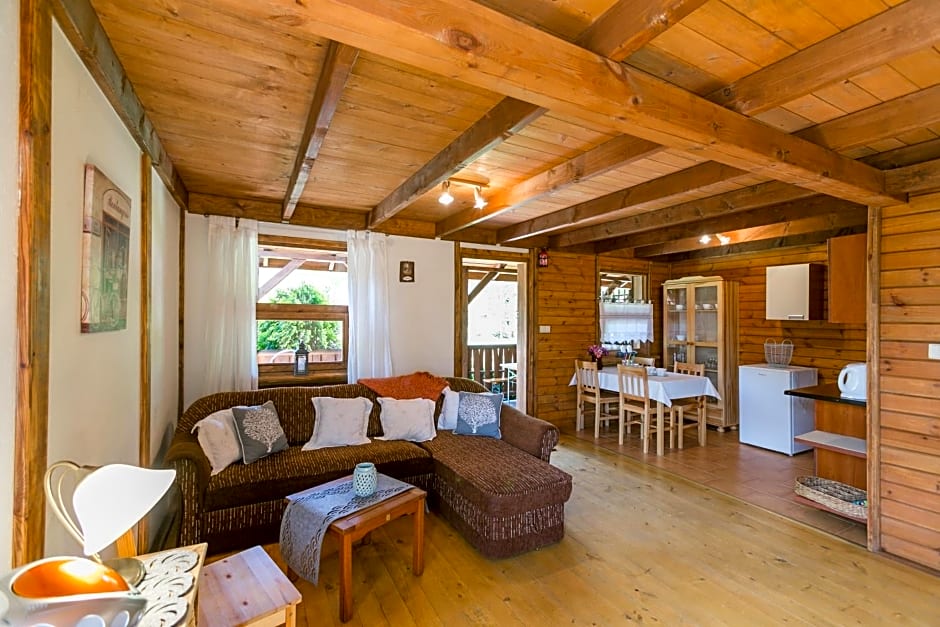 DOMKI POD JARZĘBINĄ