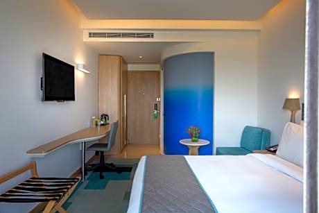 Queen Room with Turf View - Non-Smoking