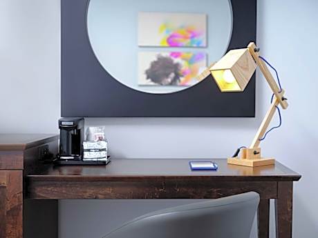 Queen Room with Bath Tub - Mobility Accessible - Non-Smoking