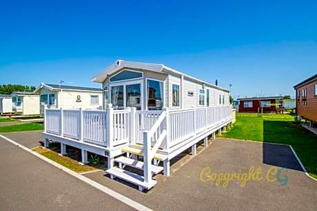 SBL54 - Camber Sands Holiday Park - Mini Lodge - 3 Bedrooms - Decking - Dishwasher - Private Parking
