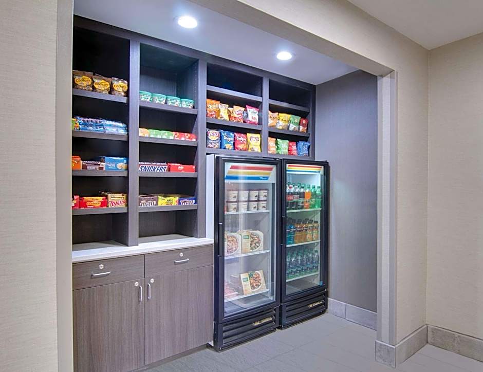 La Quinta Inn & Suites by Wyndham Cleveland Airport West