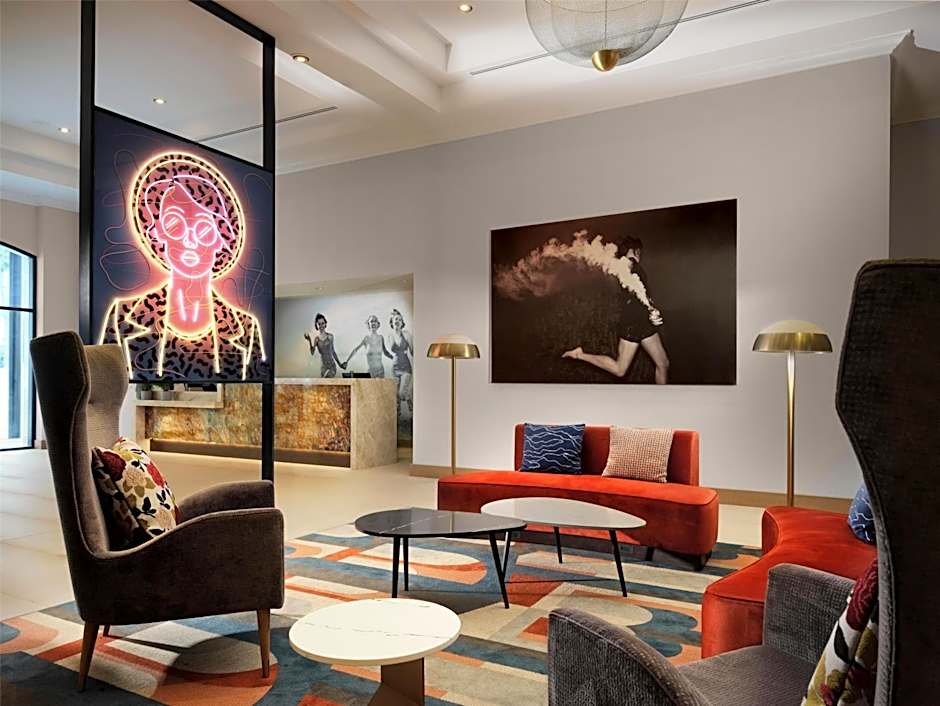 Hotel Zessa Orange County Airport, a DoubleTree by Hilton