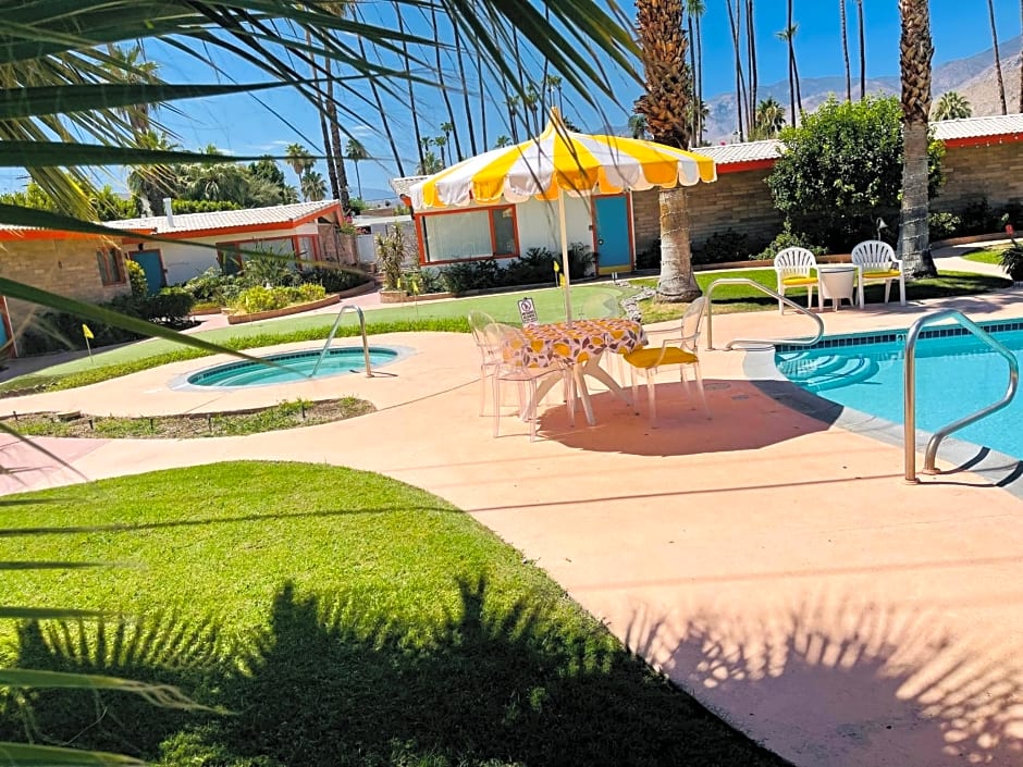 A PLACE IN THE SUN Garden Hotel - Big Units with Privacy Gardens & Heated Pool & Spa in 1 Acre Park Prime Location, PET Friendly