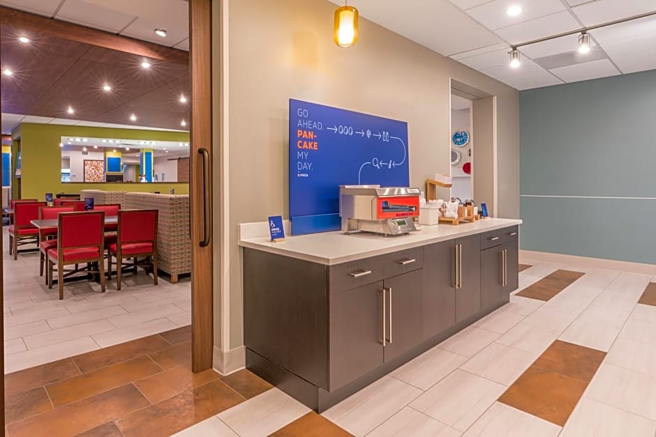 Holiday Inn Express and Suites Lake Havasu London Bridge By IHG