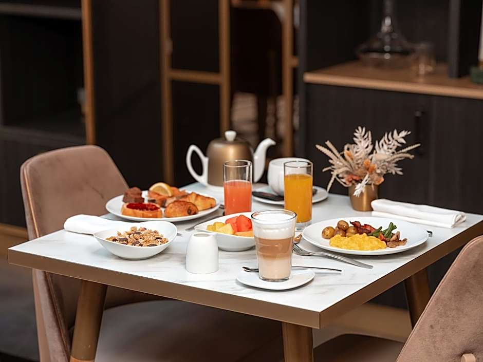 Niepce Paris, Curio Collection By Hilton