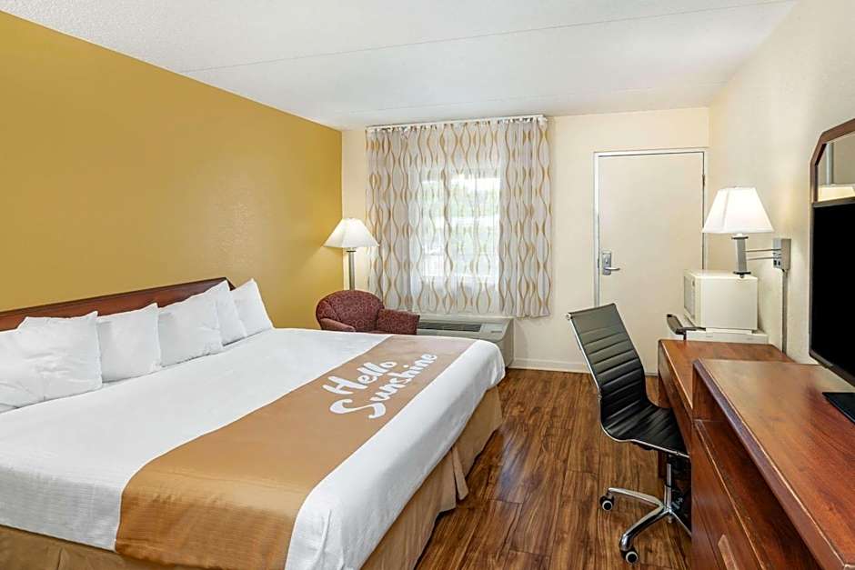 Days Inn by Wyndham Clarksville TN