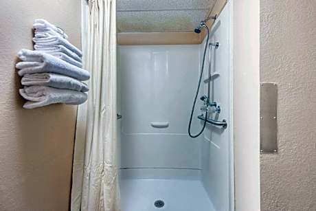 Queen Room - Disability Access/Non-Smoking