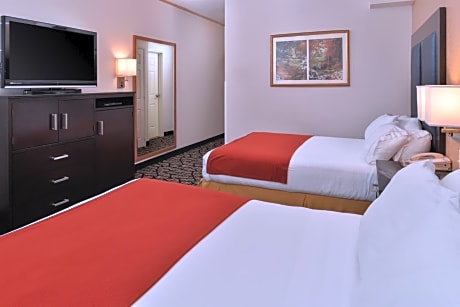 Queen Room with Two Queen Beds - Hearing Accessible