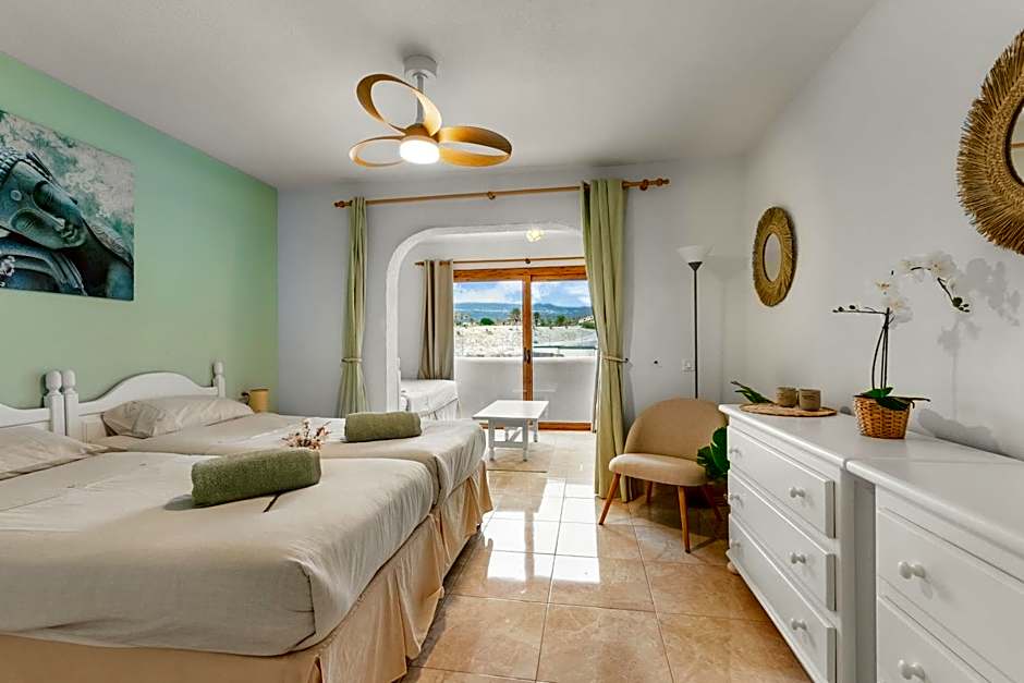 Beautiful 4 bedroom house with phenomenal golf and mountain views