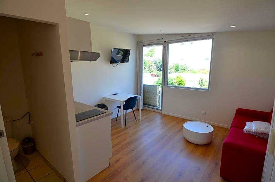 STUDIO CASSIN - next to tramway line 2 near airport