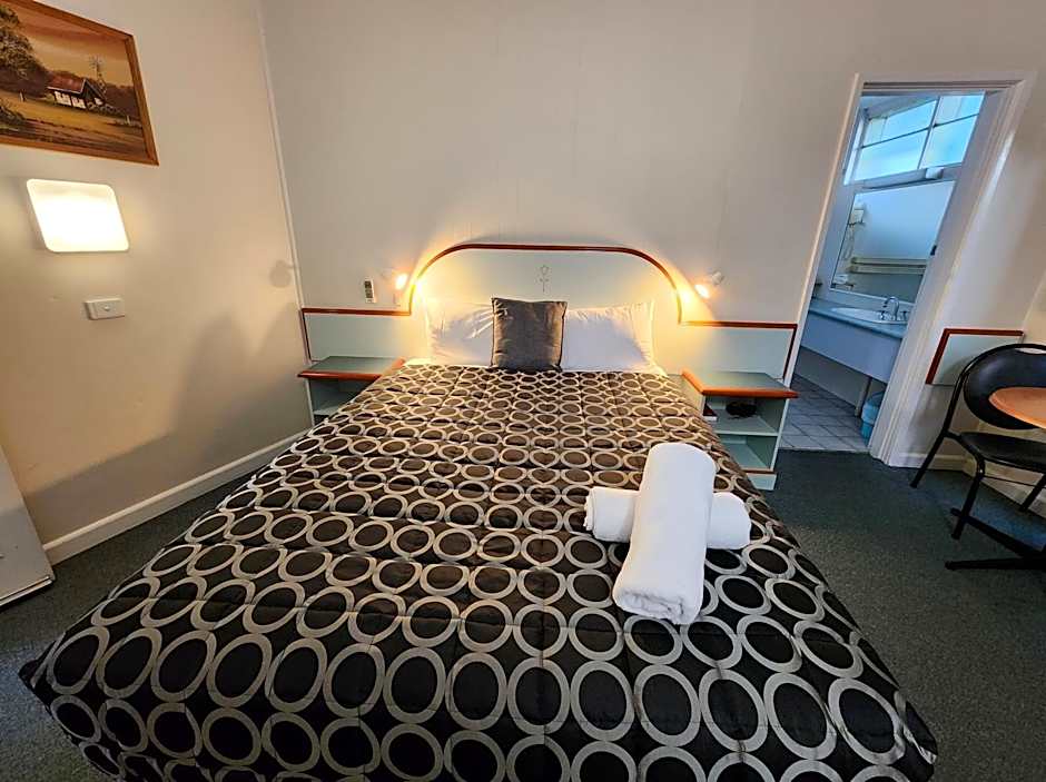 Photo 1 of 12 of Deluxe 1 Queen Bed