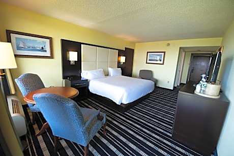 Oceanfront King Room with Single Sofa Bed - Mobility Access