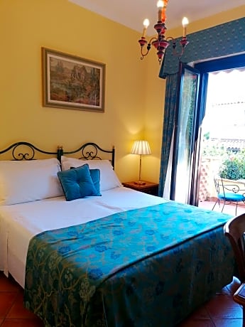 Double or Twin Room with Side Sea View