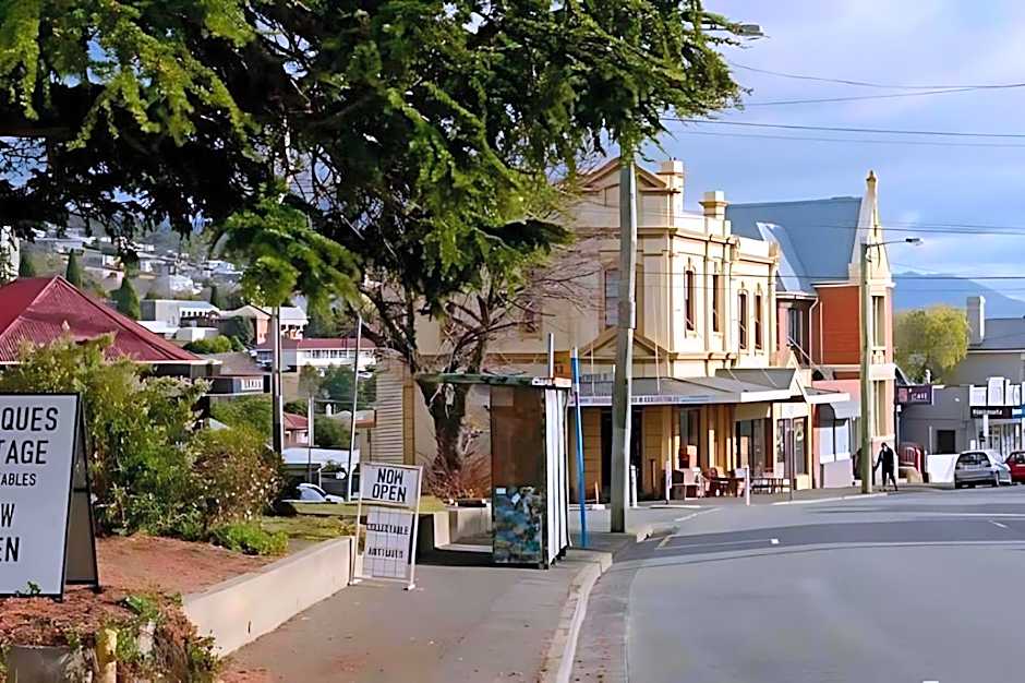 Modern City-Fringe Apartment in New Town