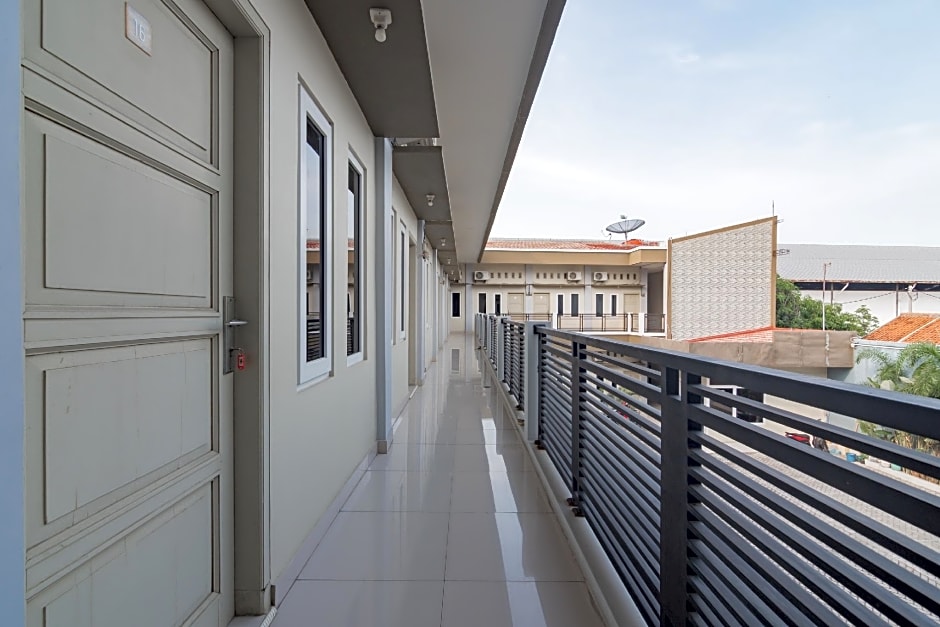 RedDoorz Syariah Plus @ Tuparev Cirebon 3