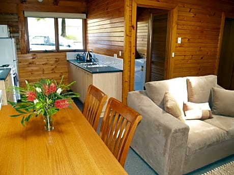 Two-Bedroom Cabin with Bush Setting 