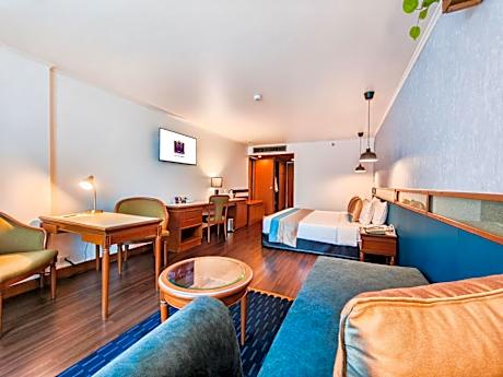 Deluxe Friend and Family Connecting Room