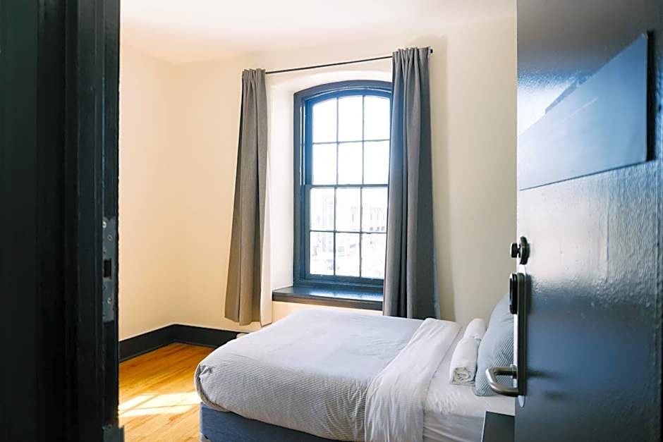 Saintlo Ottawa Jail Hostel