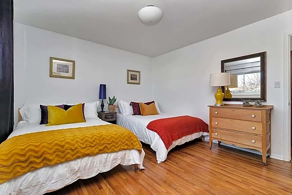 Retro vibe w hot tub piano lounge and vinyls