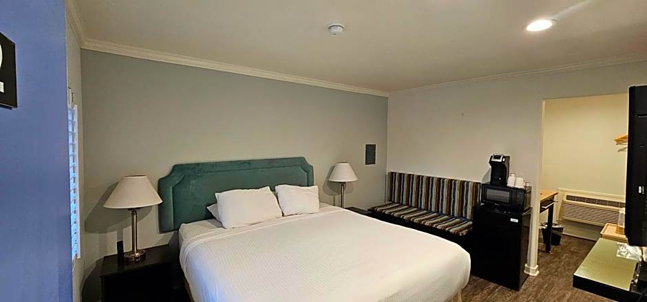 Photo 1 of 5 of 1 King Bed