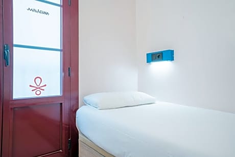 Bed in 5-Bed Dormitory Room with Shared Bathroom