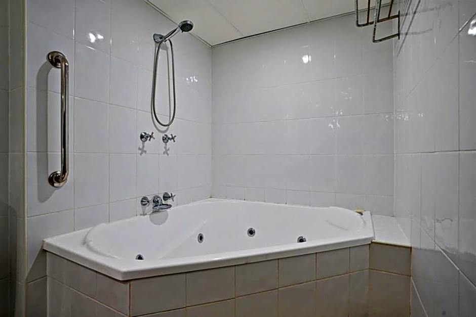 Rydges Gladstone Hotel