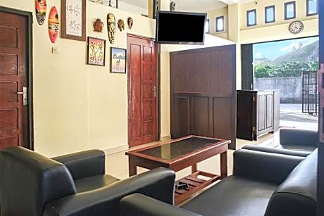 OYO 93332 Kharis Home Stay