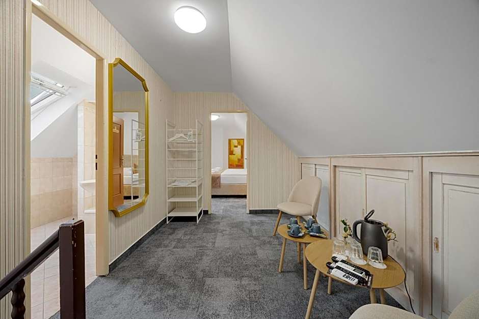 Hotel Reverie - Dependance, Check-in at Metropolitan Star