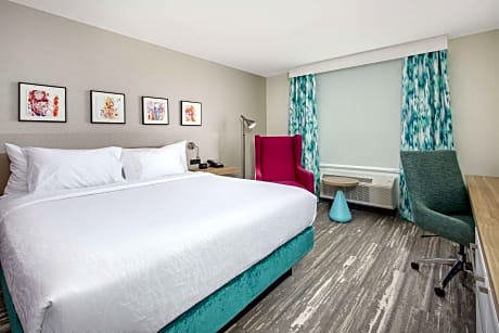 1 King Mobility/Hearing Accessible Ri Shwr